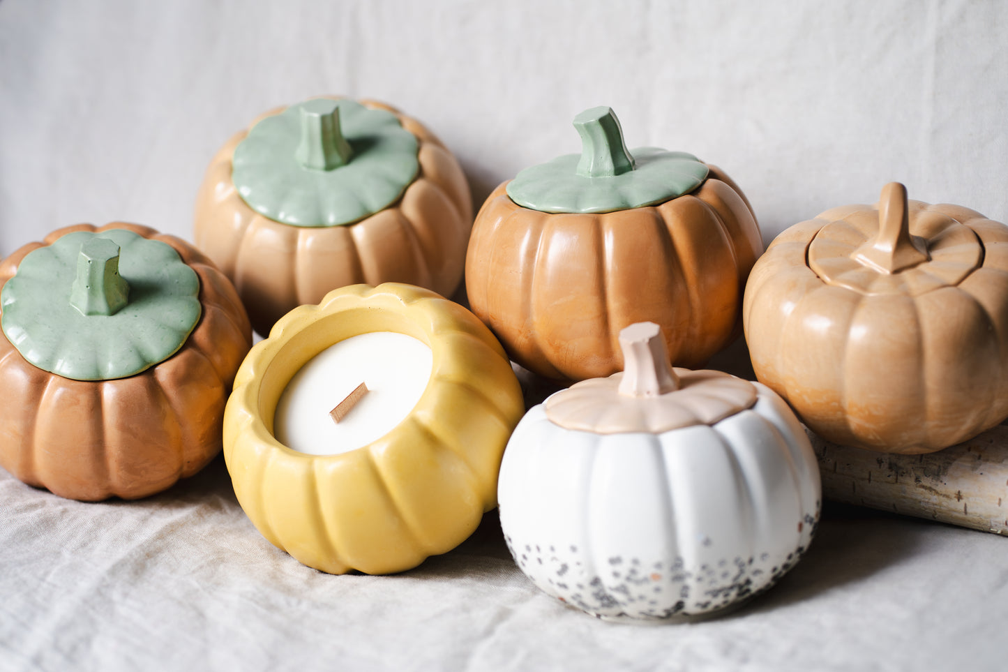 Lumânare parfumată din ceară de soia – recipient ceramic în formă de dovleac