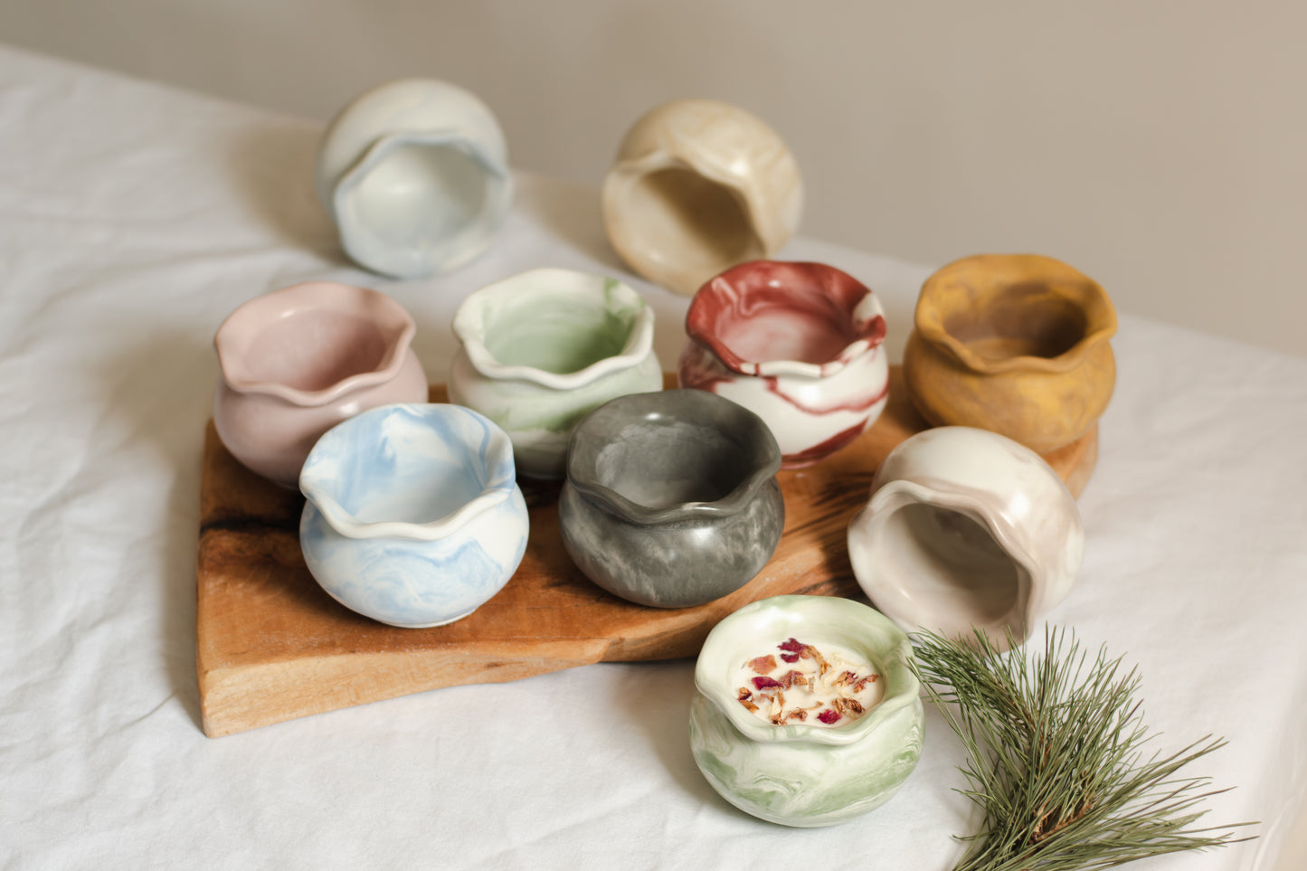 Lumânare parfumată din ceară naturală de soia – recipient galben din praf ceramic, design minimalist