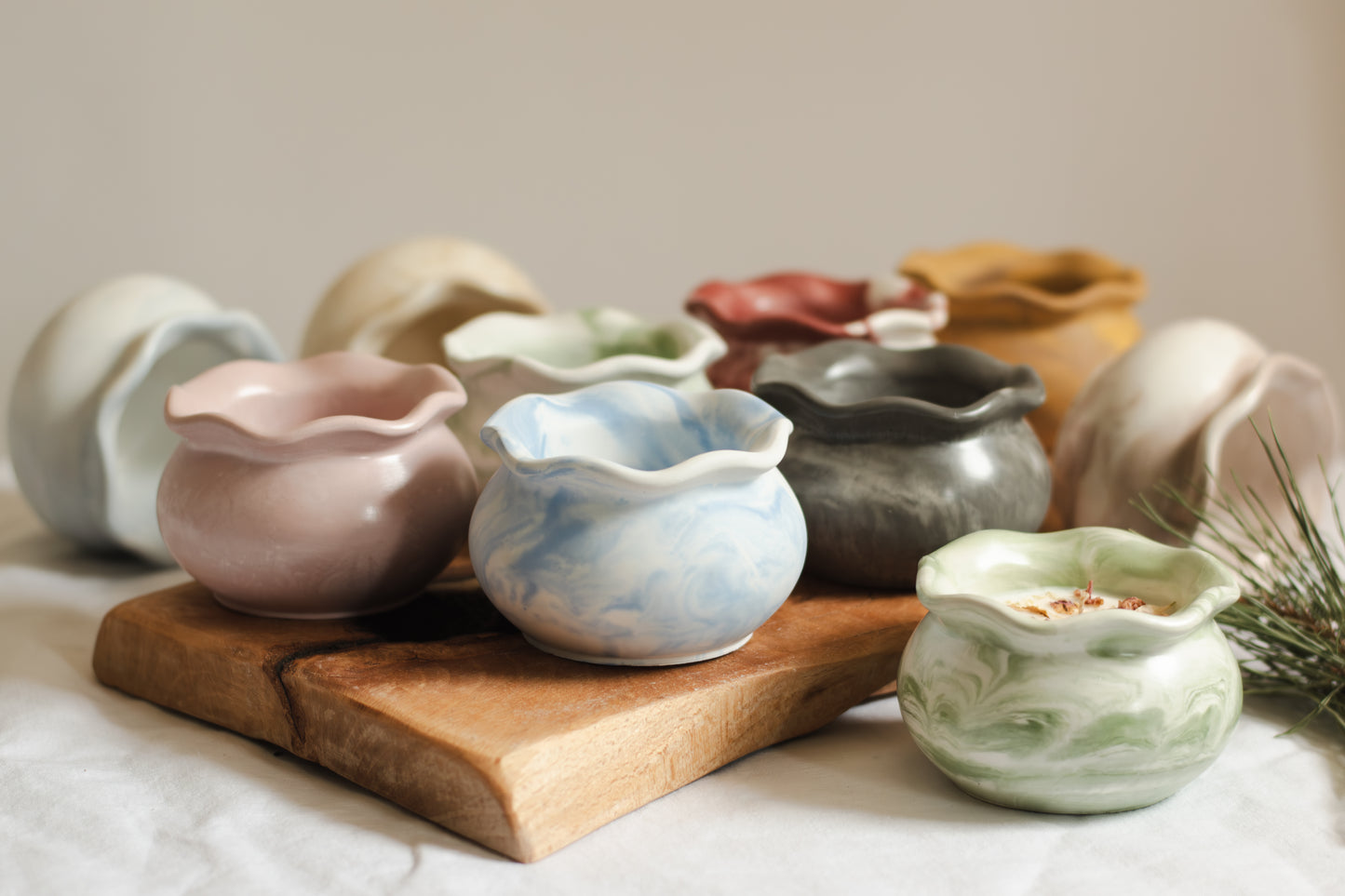 Lumânare parfumată din ceară naturală de soia – recipient galben din praf ceramic, design minimalist