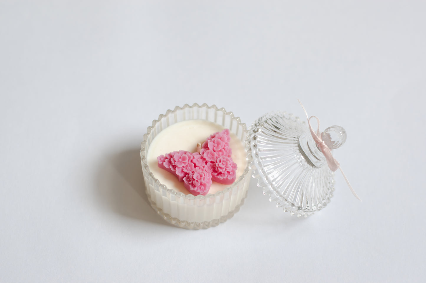 Lumânare parfumată din ceară naturală de soia – bombonieră din sticlă cu fluture roz, aromă fructe tropicale