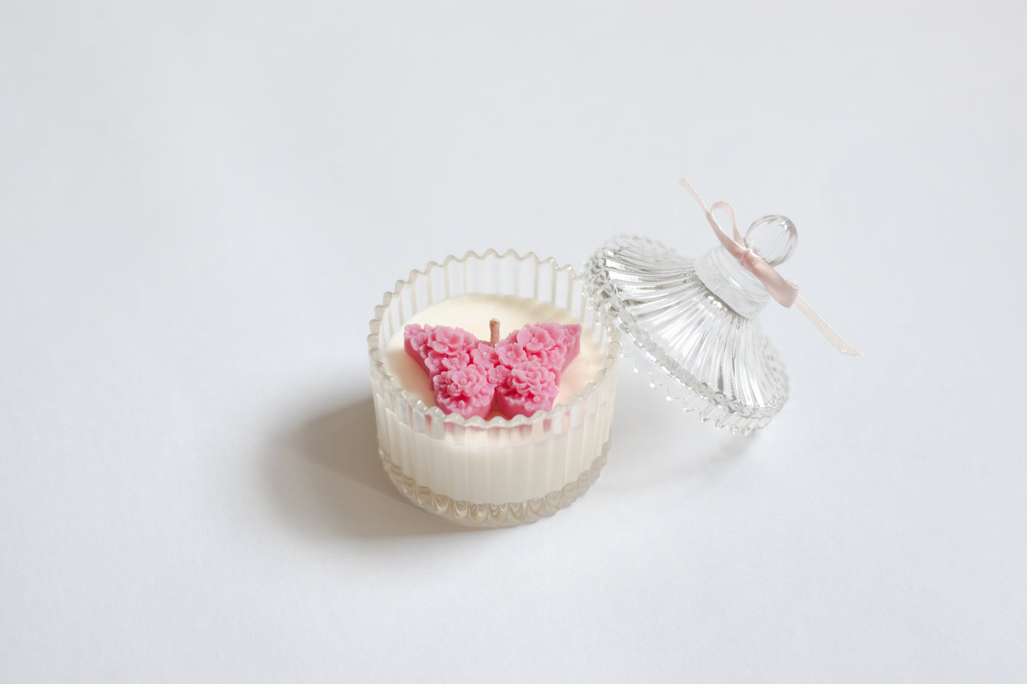 Lumânare parfumată din ceară naturală de soia – bombonieră din sticlă cu fluture roz, aromă fructe tropicale