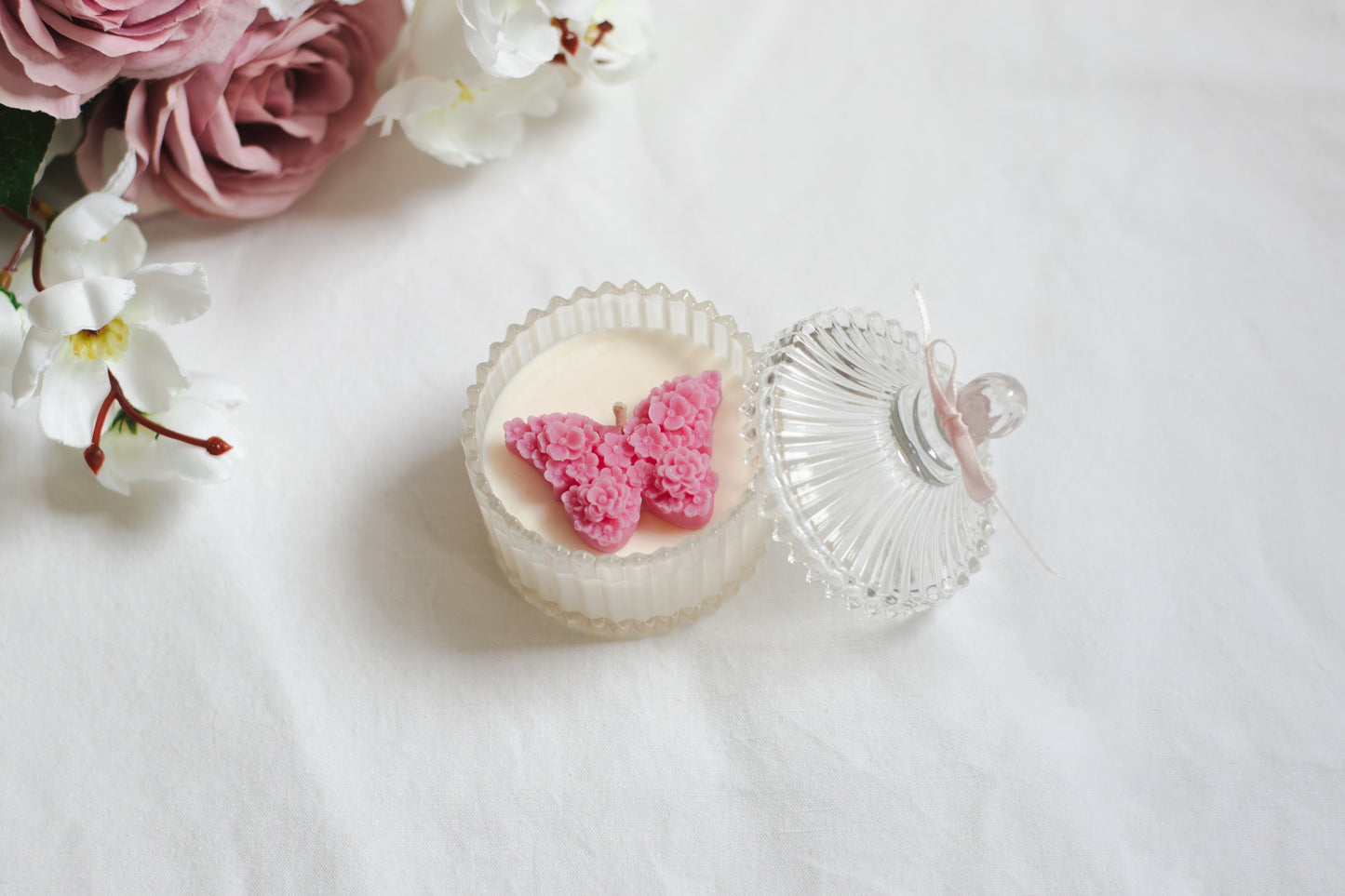 Lumânare parfumată din ceară naturală de soia – bombonieră din sticlă cu fluture roz, aromă fructe tropicale