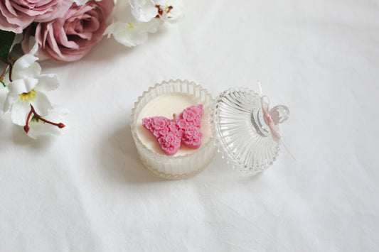 Lumânare parfumată din ceară naturală de soia – bombonieră din sticlă cu fluture roz, aromă fructe tropicale