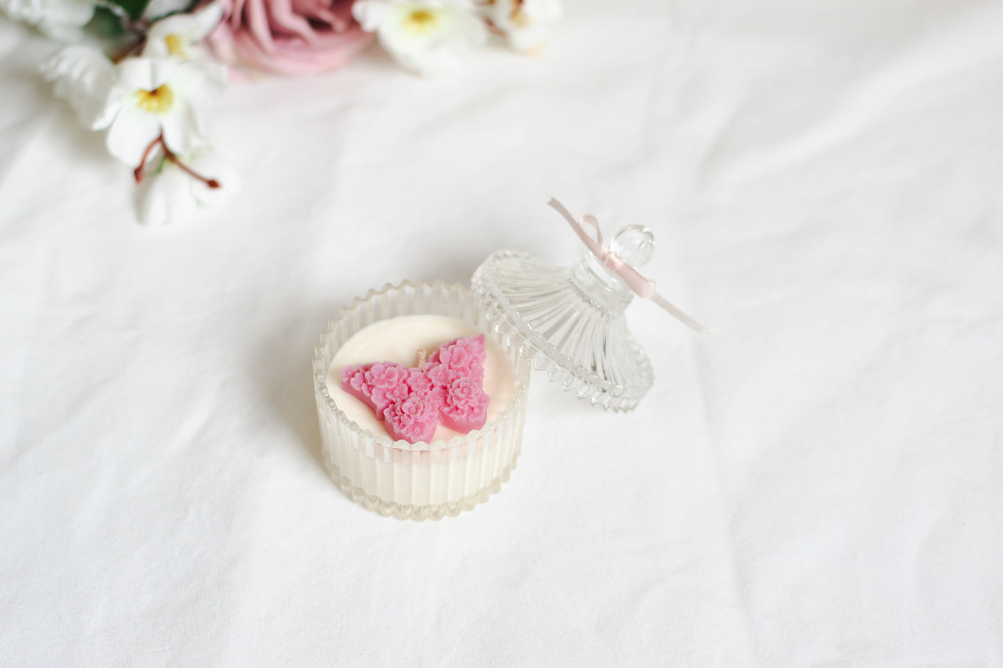 Lumânare parfumată din ceară naturală de soia – bombonieră din sticlă cu fluture roz, aromă fructe tropicale