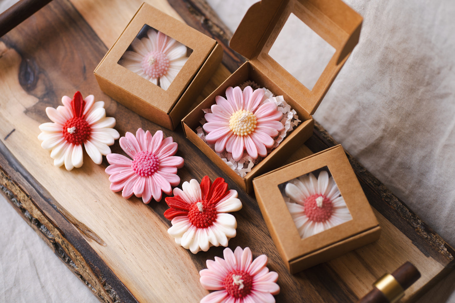 Mărturii nuntă și botez – Lumânări florale parfumate din ceară de soia, lucrate manual