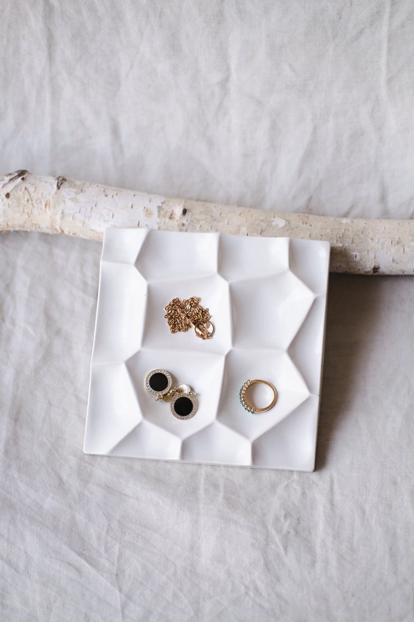 Suport bijuterii din praf ceramic – alb si roz pastel, design minimalist și elegant