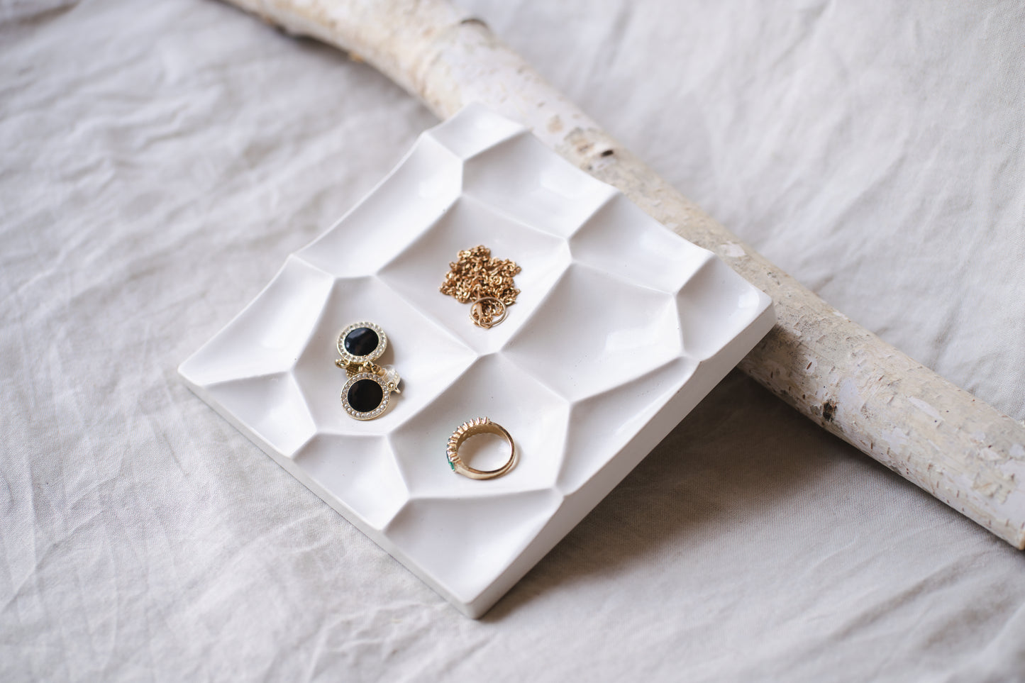 Suport bijuterii din praf ceramic – alb, design minimalist și elegant