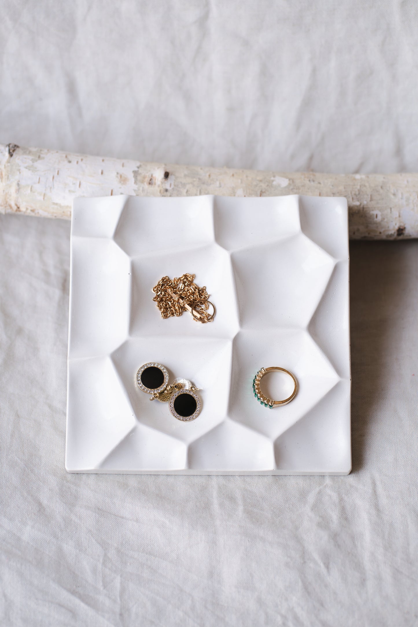 Suport bijuterii din praf ceramic – alb, design minimalist și elegant