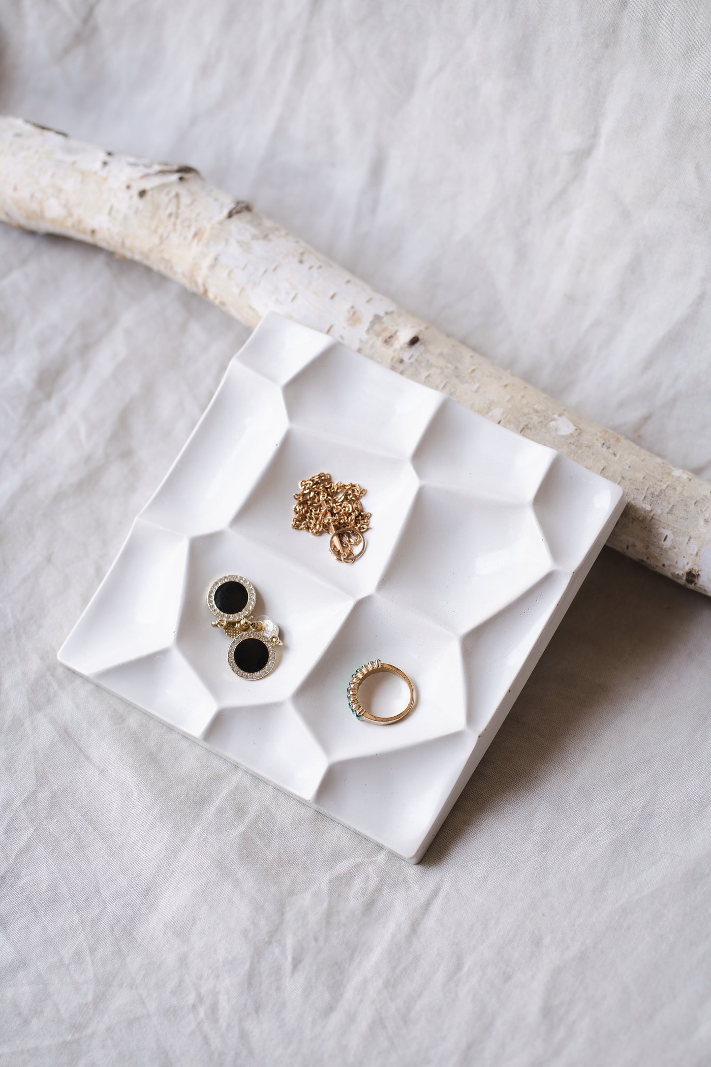 Suport bijuterii din praf ceramic – alb, design minimalist și elegant