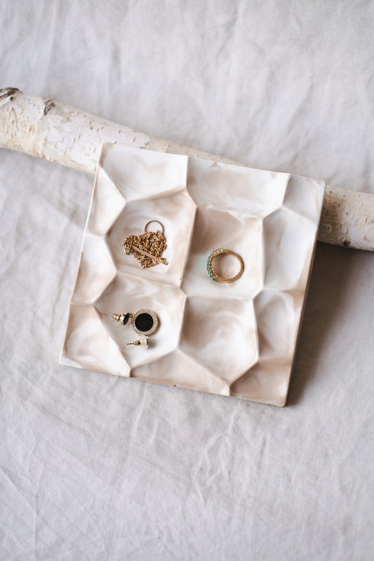 Suport bijuterii din praf ceramic – alb crem, design minimalist și elegant