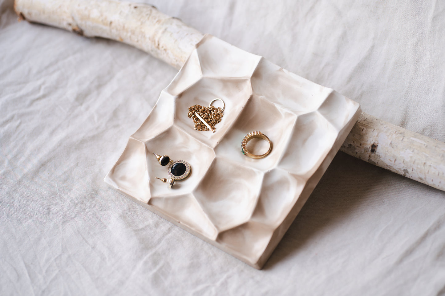 Suport bijuterii din praf ceramic – alb crem, design minimalist și elegant