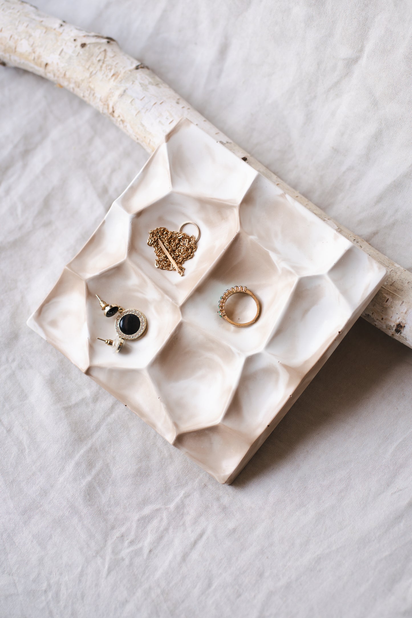 Suport bijuterii din praf ceramic – alb crem, design minimalist și elegant