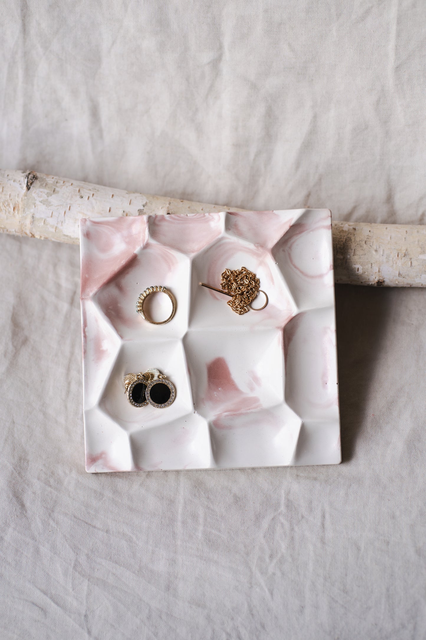 Suport bijuterii din praf ceramic – alb si roz pastel, design minimalist și elegant