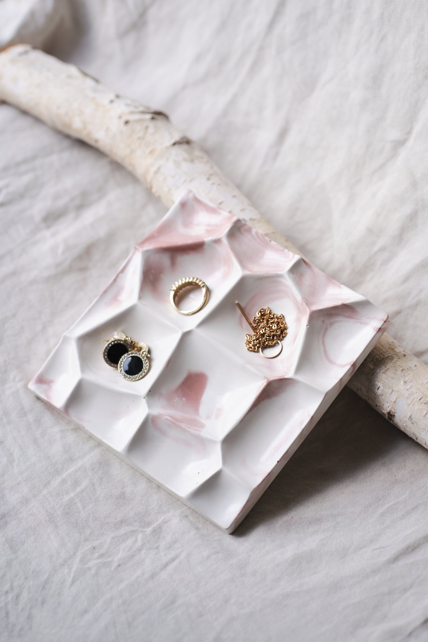 Suport bijuterii din praf ceramic – alb si roz pastel, design minimalist și elegant