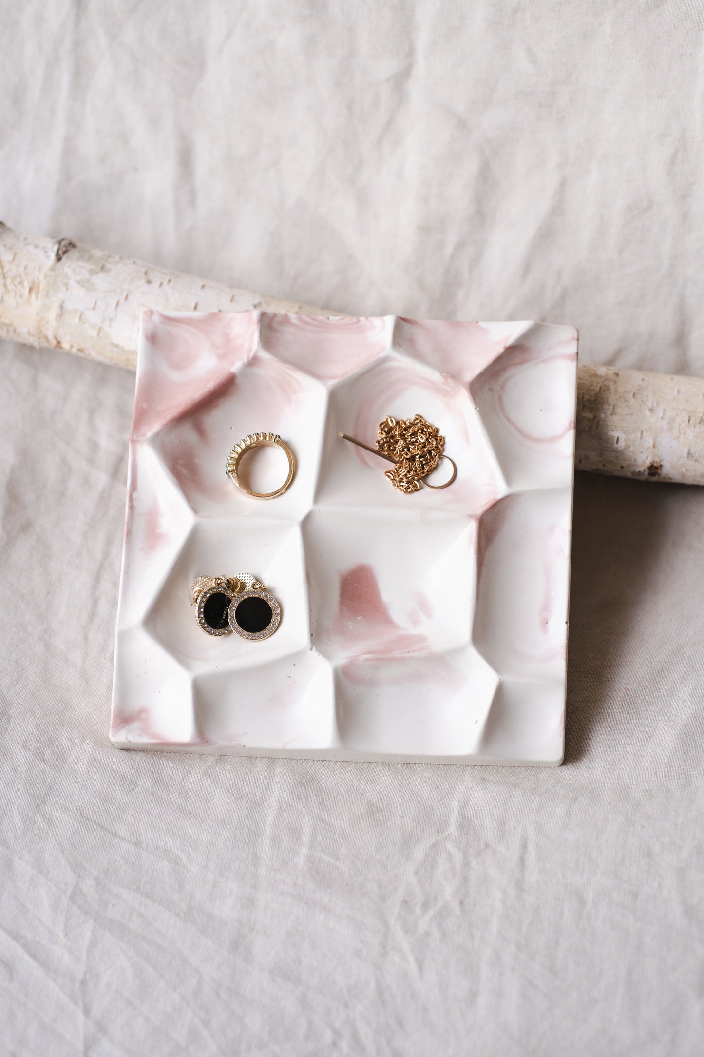 Suport bijuterii din praf ceramic – alb si roz pastel, design minimalist și elegant