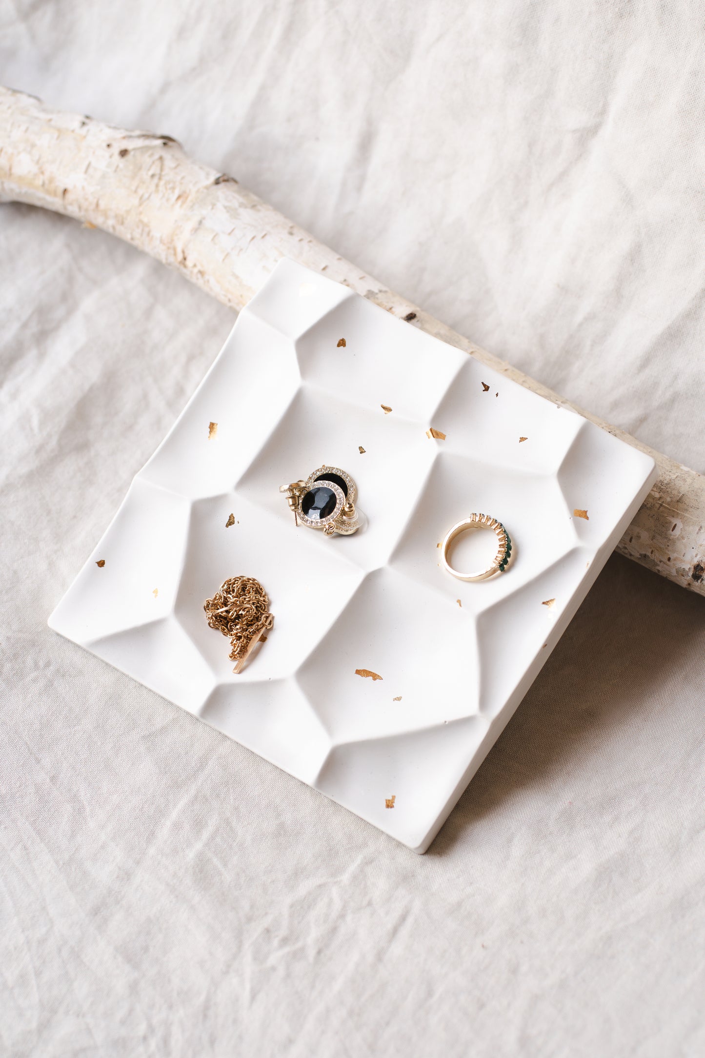 Suport bijuterii din praf ceramic – alb, design minimalist și elegant