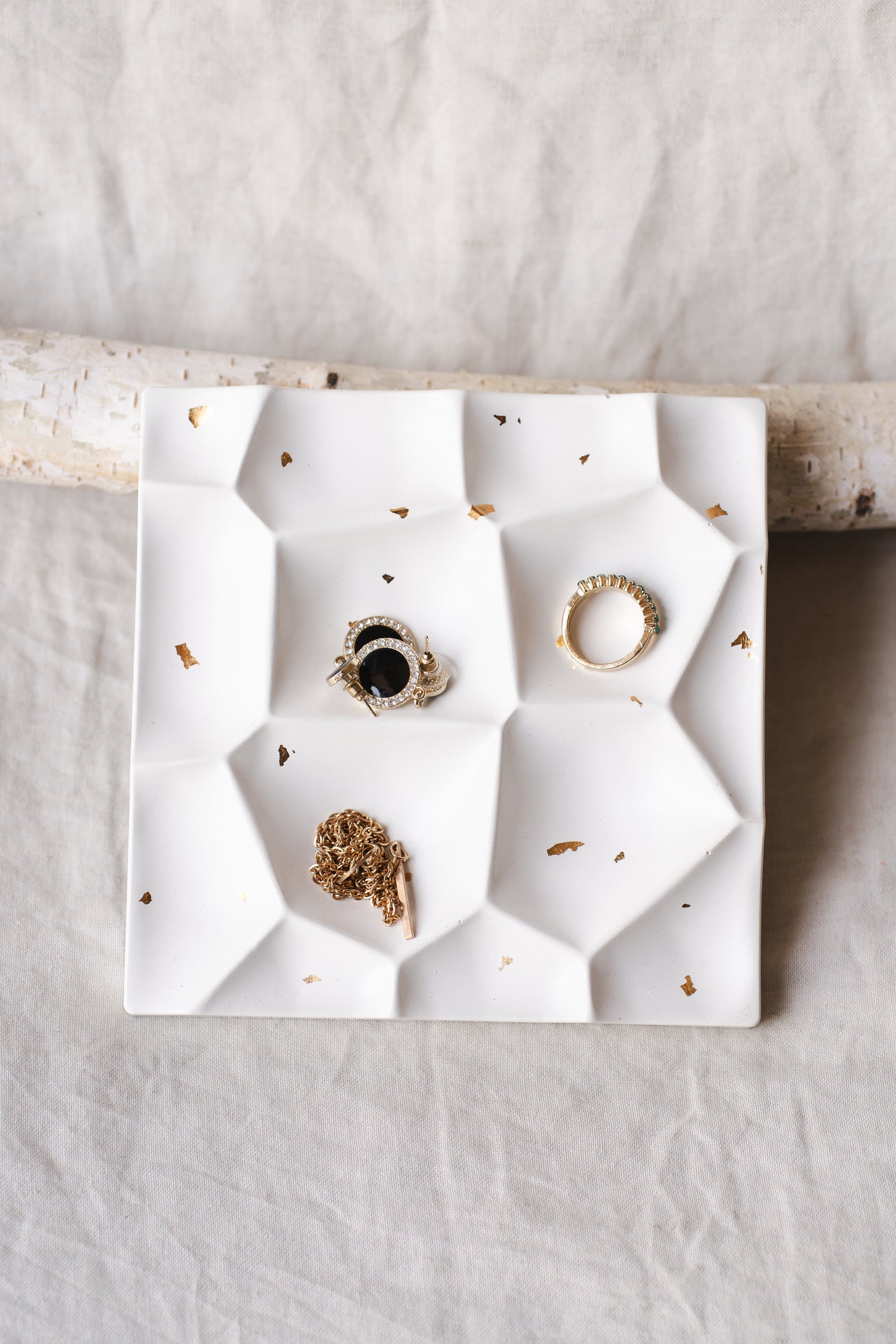 Suport bijuterii din praf ceramic – alb, design minimalist și elegant