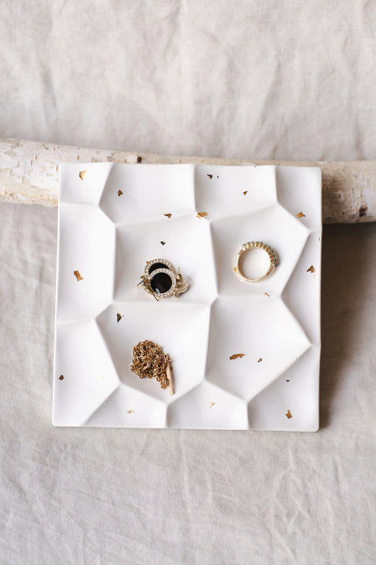Suport bijuterii din praf ceramic – alb, design minimalist și elegant