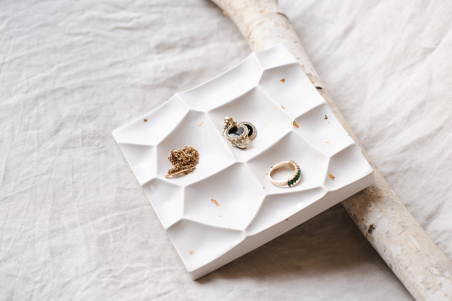 Suport bijuterii din praf ceramic – alb, design minimalist și elegant