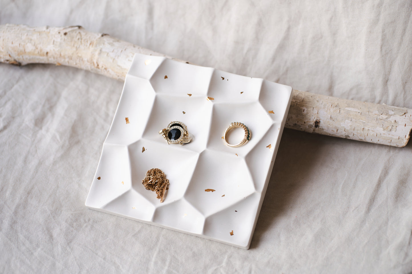 Suport bijuterii din praf ceramic – alb, design minimalist și elegant