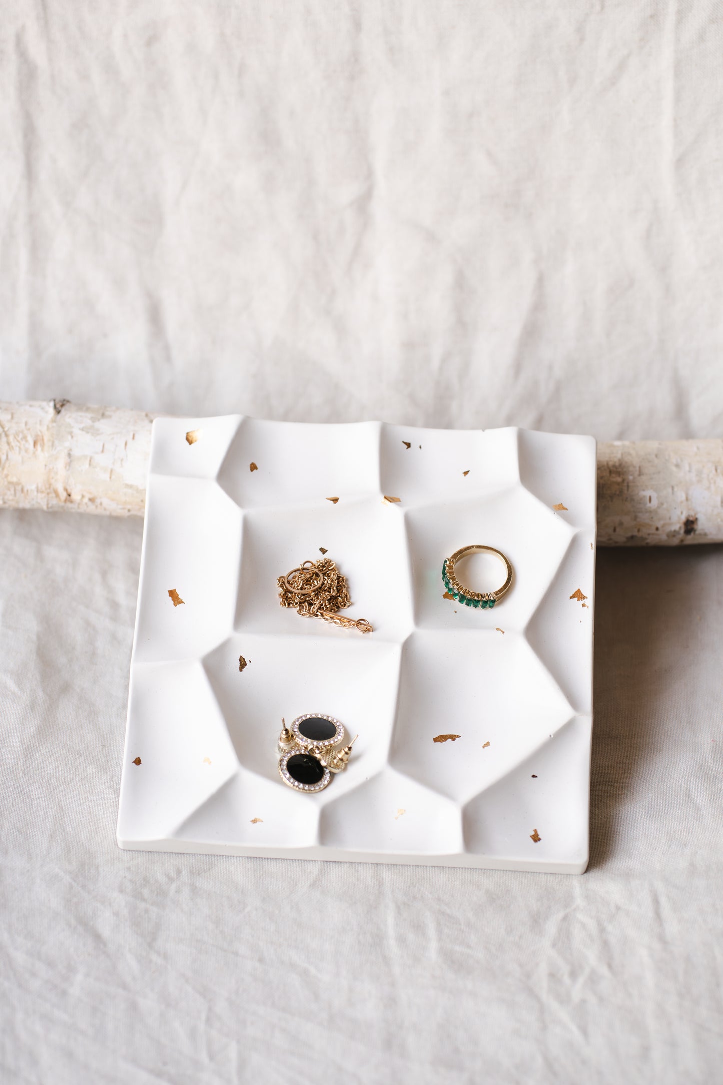 Suport bijuterii din praf ceramic – alb, design minimalist și elegant