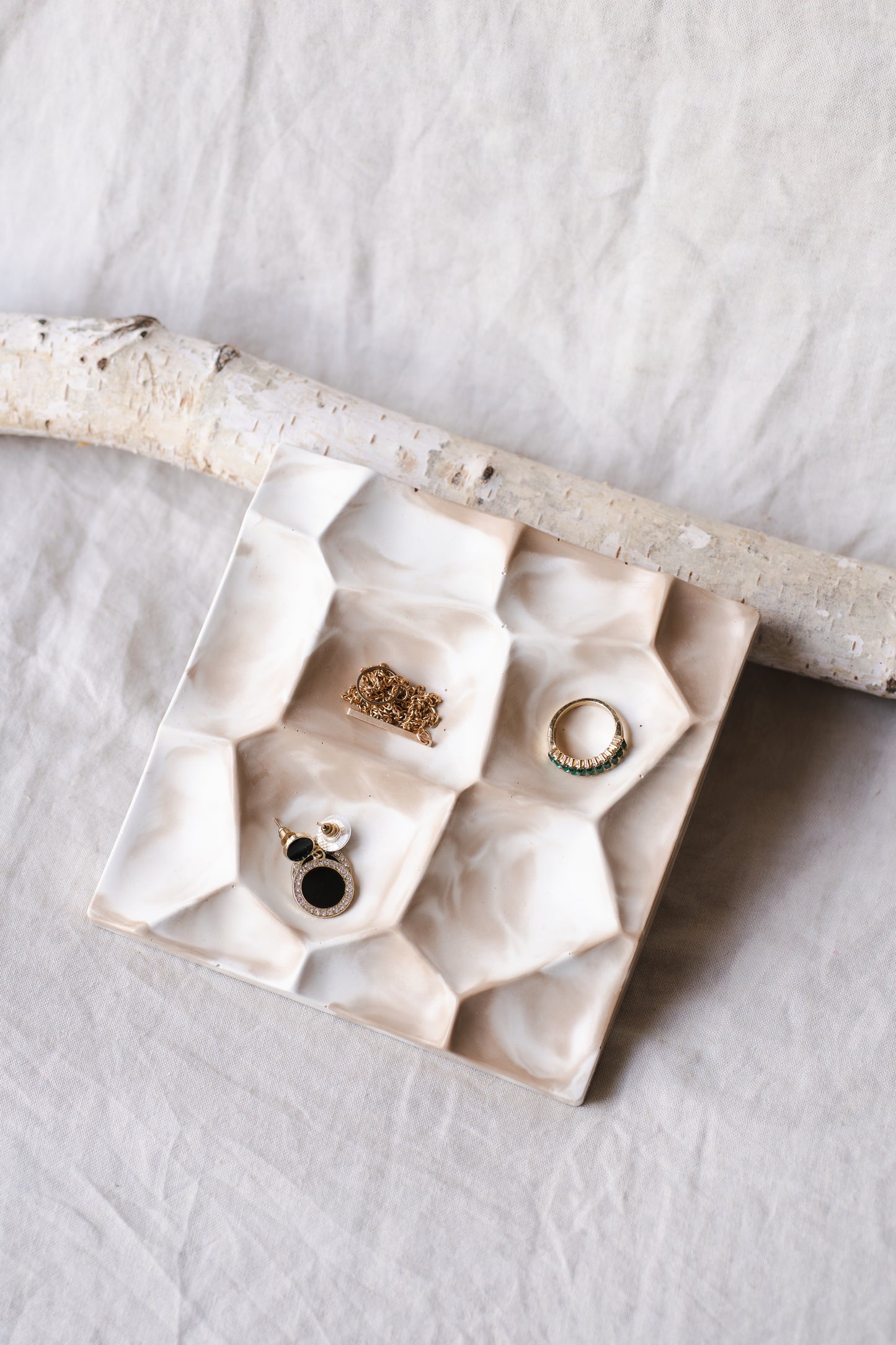 Suport bijuterii din praf ceramic – alb si roz pastel, design minimalist și elegant