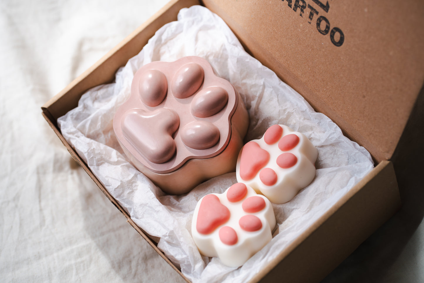 Set cadou lumânări parfumate în formă de lăbuță – Creație handmade pentru iubitorii de animale