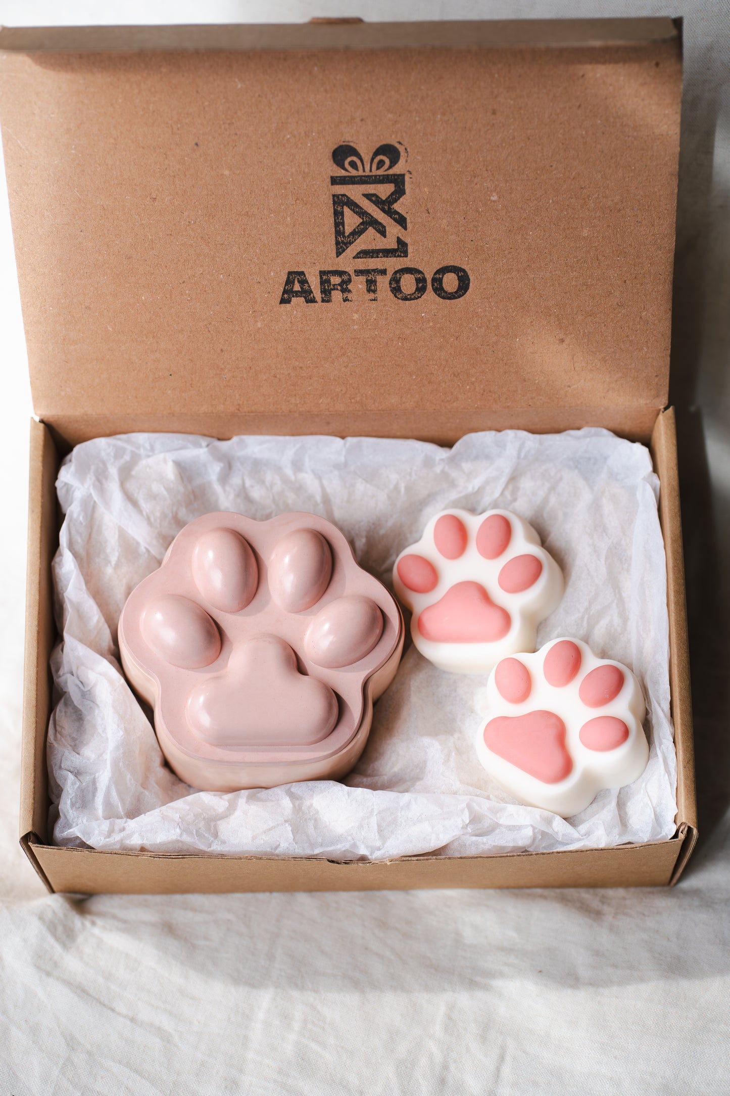 Set cadou lumânări parfumate în formă de lăbuță – Creație handmade pentru iubitorii de animale