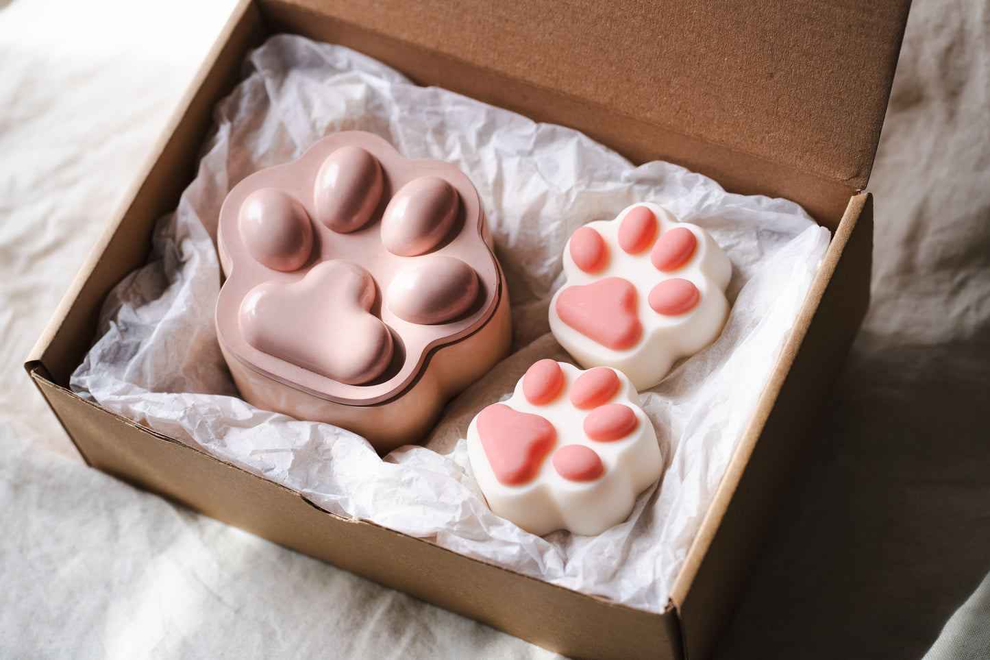 Set cadou lumânări parfumate în formă de lăbuță – Creație handmade pentru iubitorii de animale