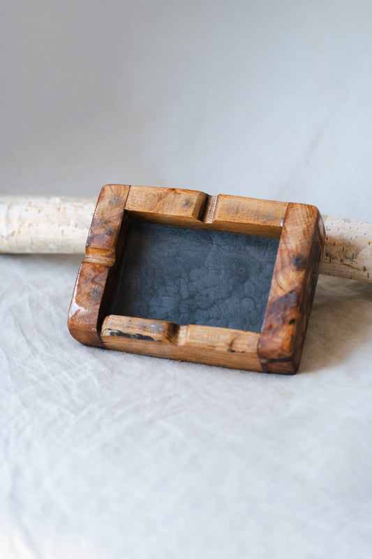 Scrumieră handmade din lemn și rășină epoxidică – Obiect decorativ unicat, cadou elegant pentru bărbați