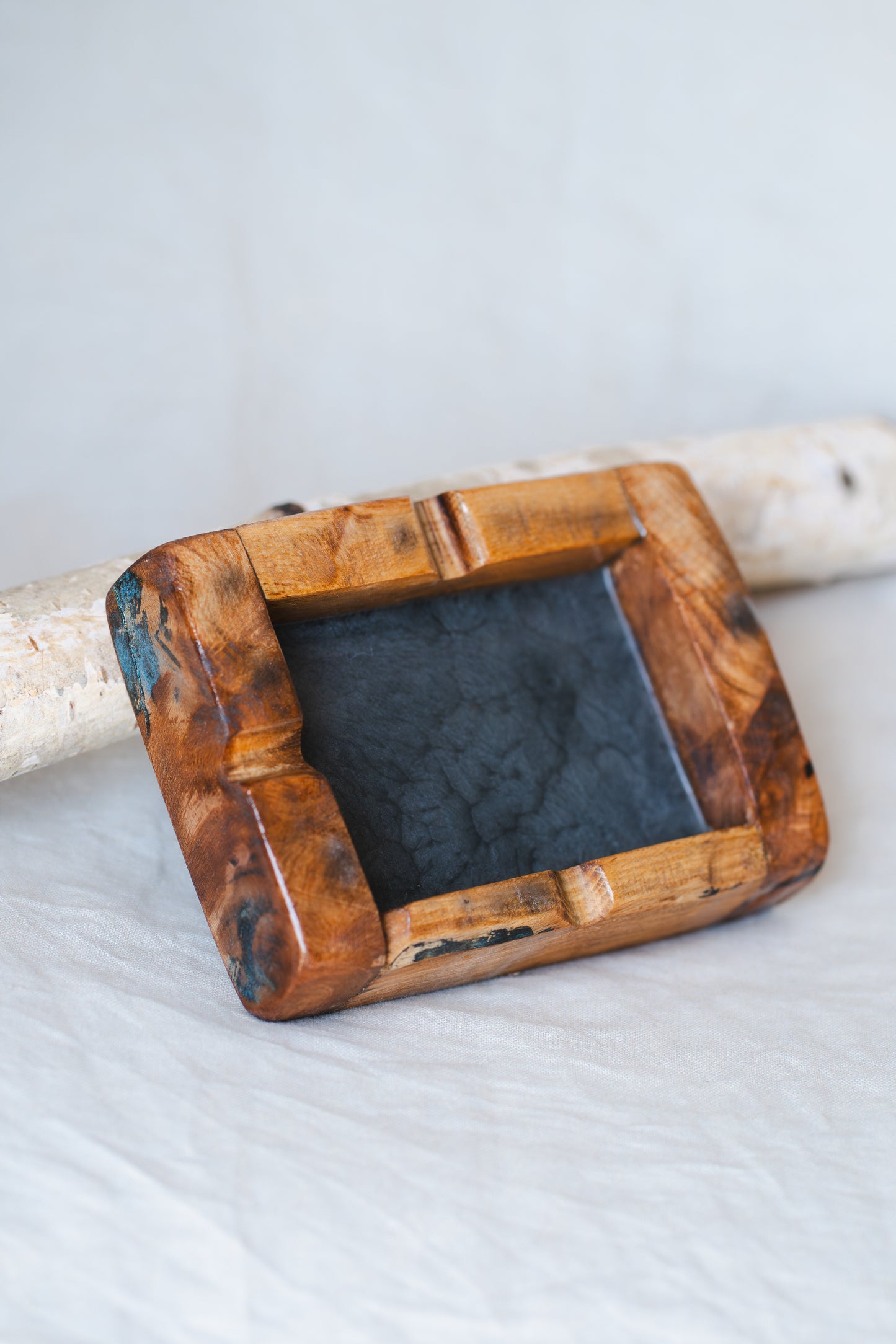 Scrumieră handmade din lemn și rășină epoxidică – Obiect decorativ unicat, cadou elegant pentru bărbați