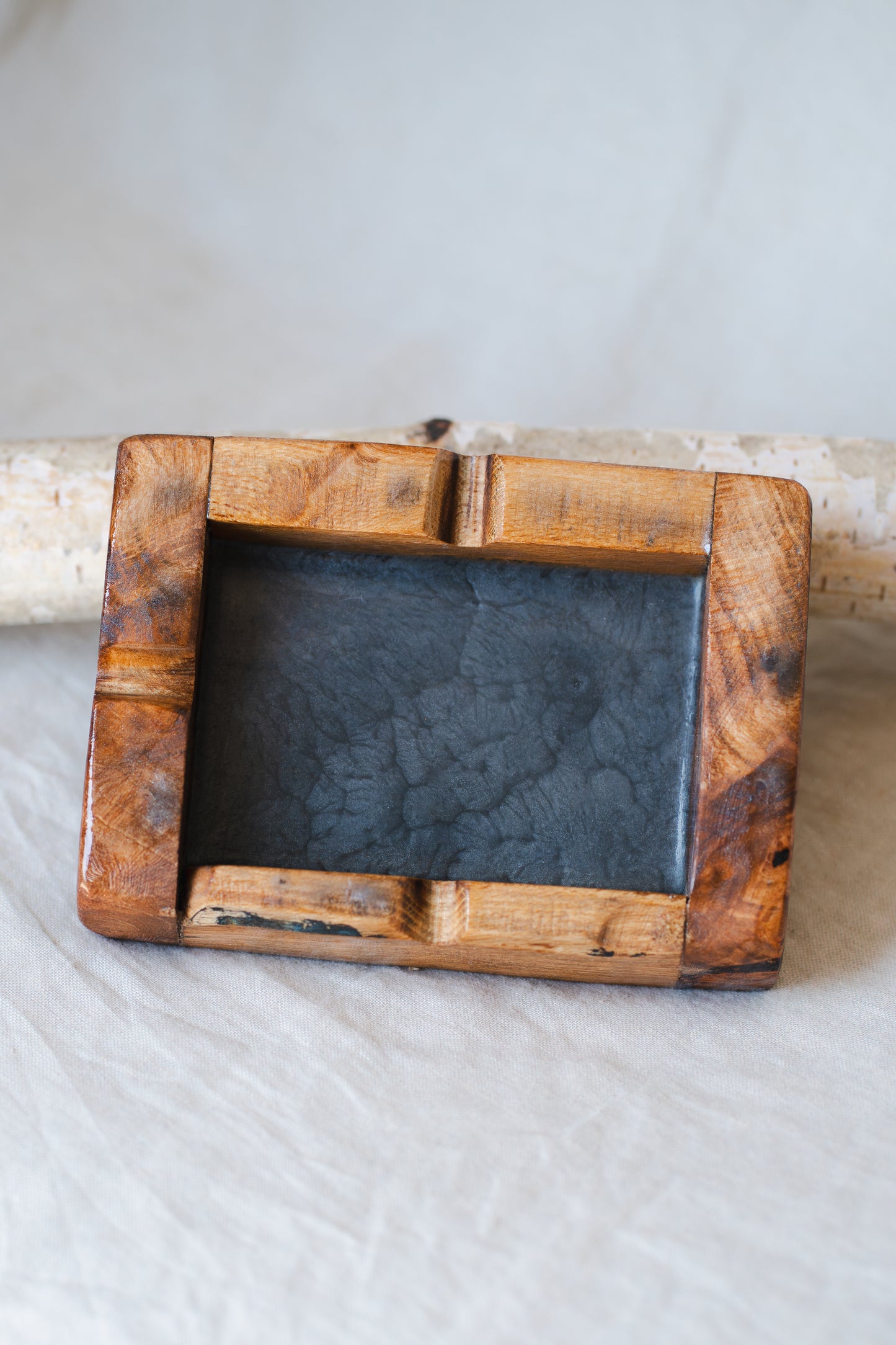 Scrumieră handmade din lemn și rășină epoxidică – Obiect decorativ unicat, cadou elegant pentru bărbați