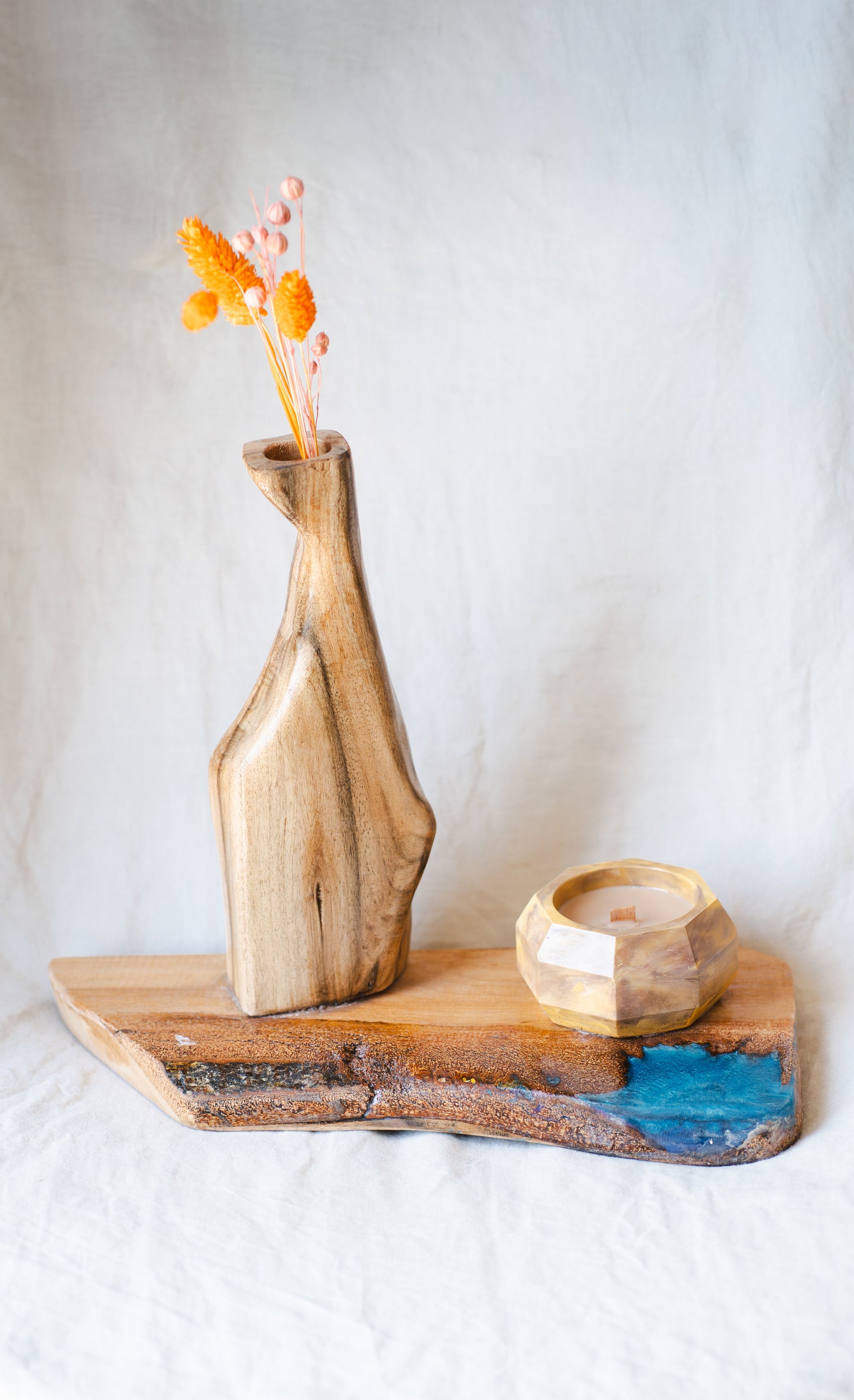 Set cadou premium: lumânare parfumată , vază sculptată manual și suport din lemn cu rășină epoxidică albastră
