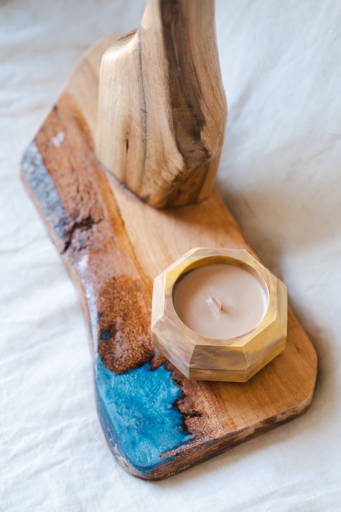 Set cadou premium: lumânare parfumată , vază sculptată manual și suport din lemn cu rășină epoxidică albastră