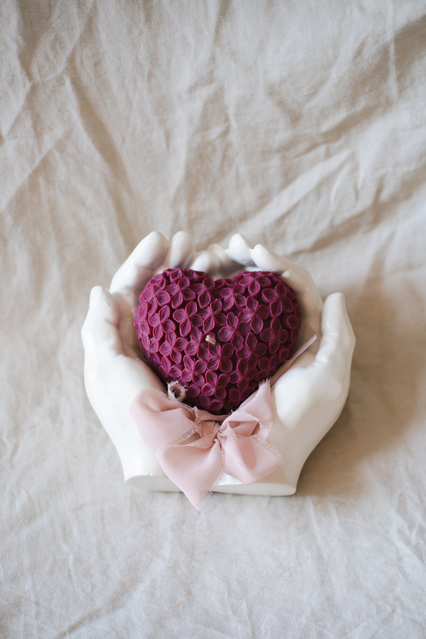 Set cadou handmade – suport ceramic în formă de mâini și lumânare parfumată în formă de inimă