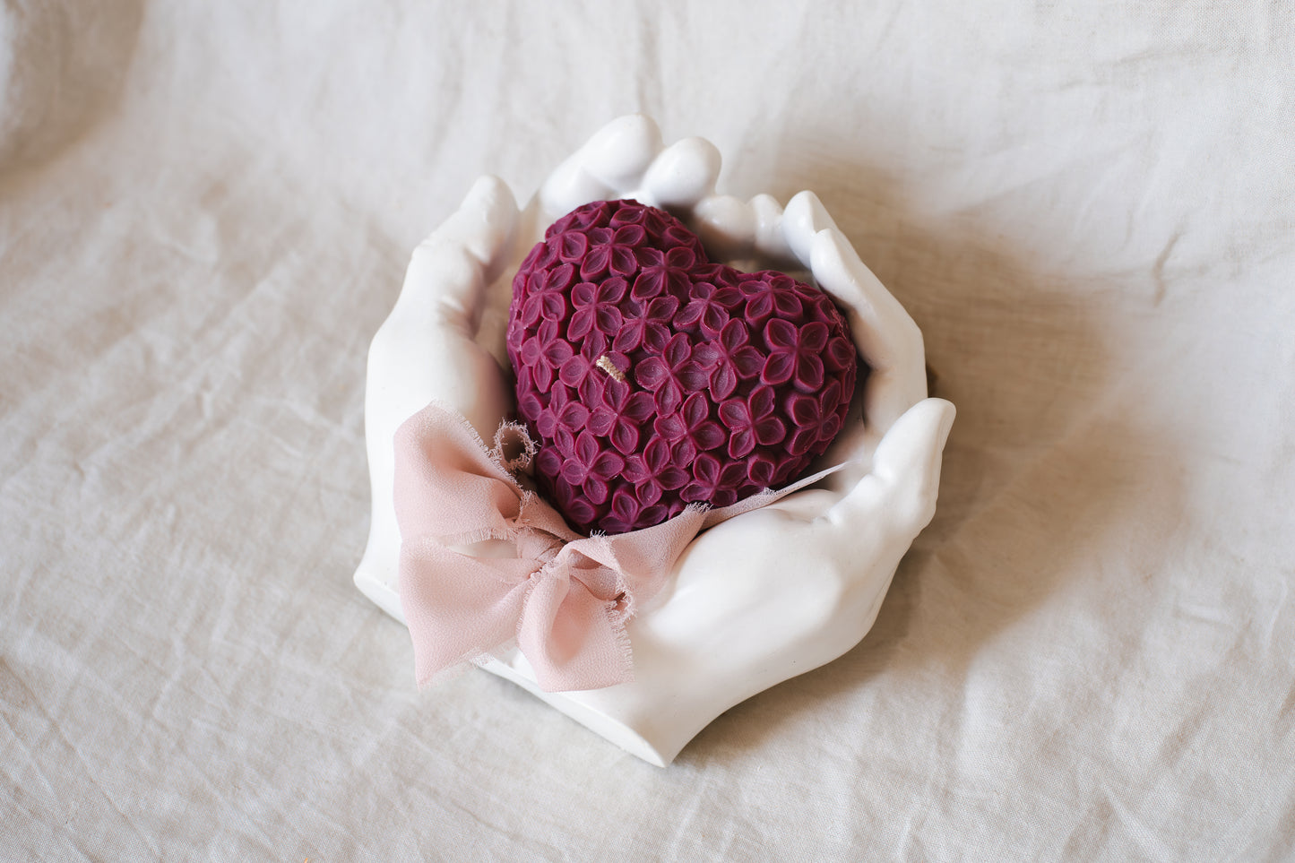 Set cadou handmade – suport ceramic în formă de mâini și lumânare parfumată în formă de inimă