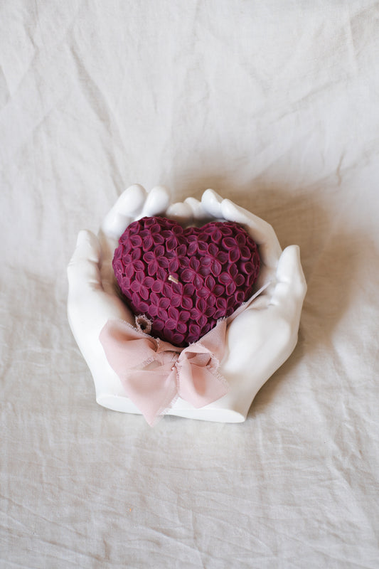 Set cadou handmade – suport ceramic în formă de mâini și lumânare parfumată în formă de inimă